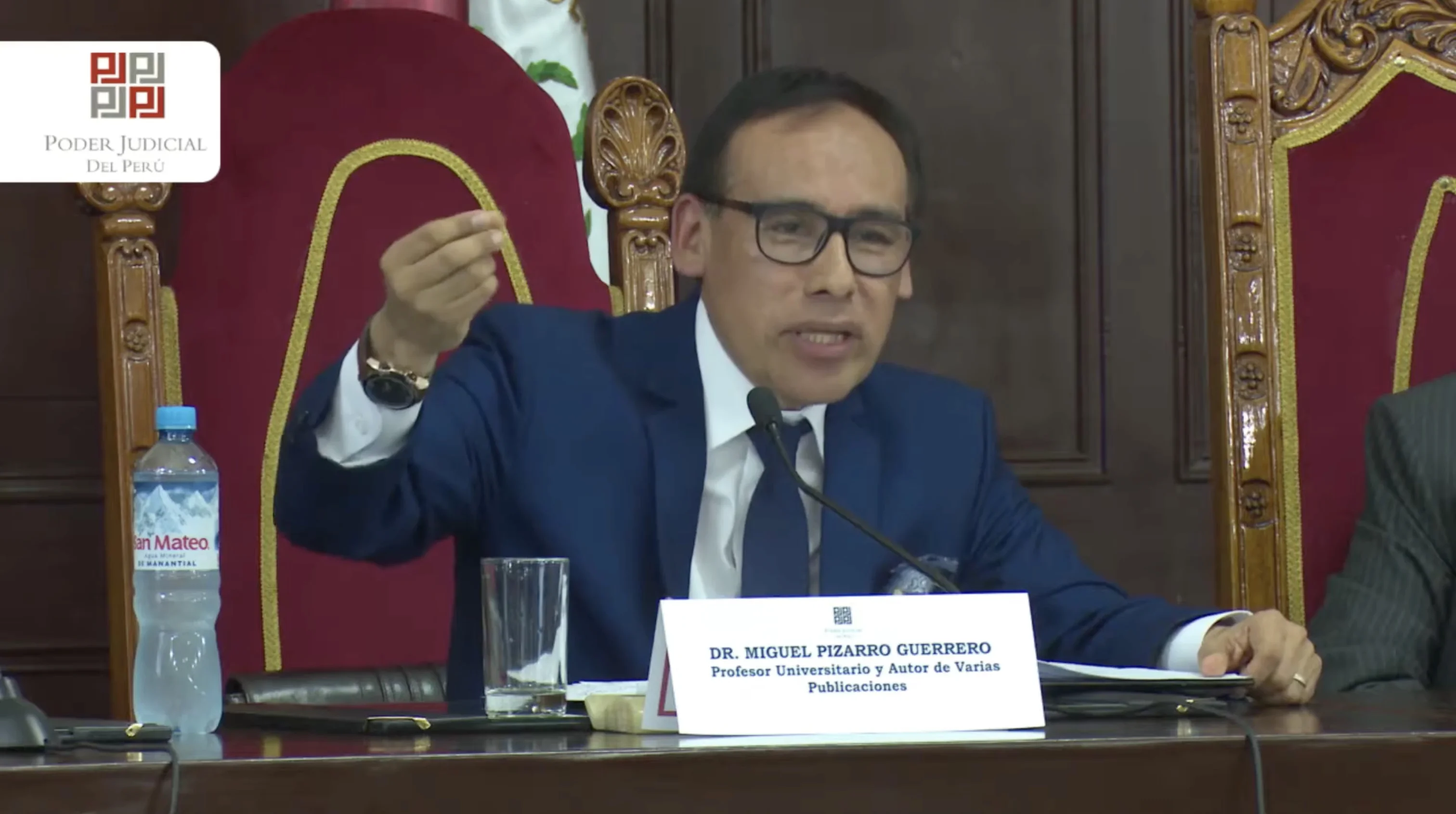 Dr. Miguel Pizarro Guerrero en consulta